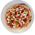Pizza de pesto amb formatge fumat i cirerols