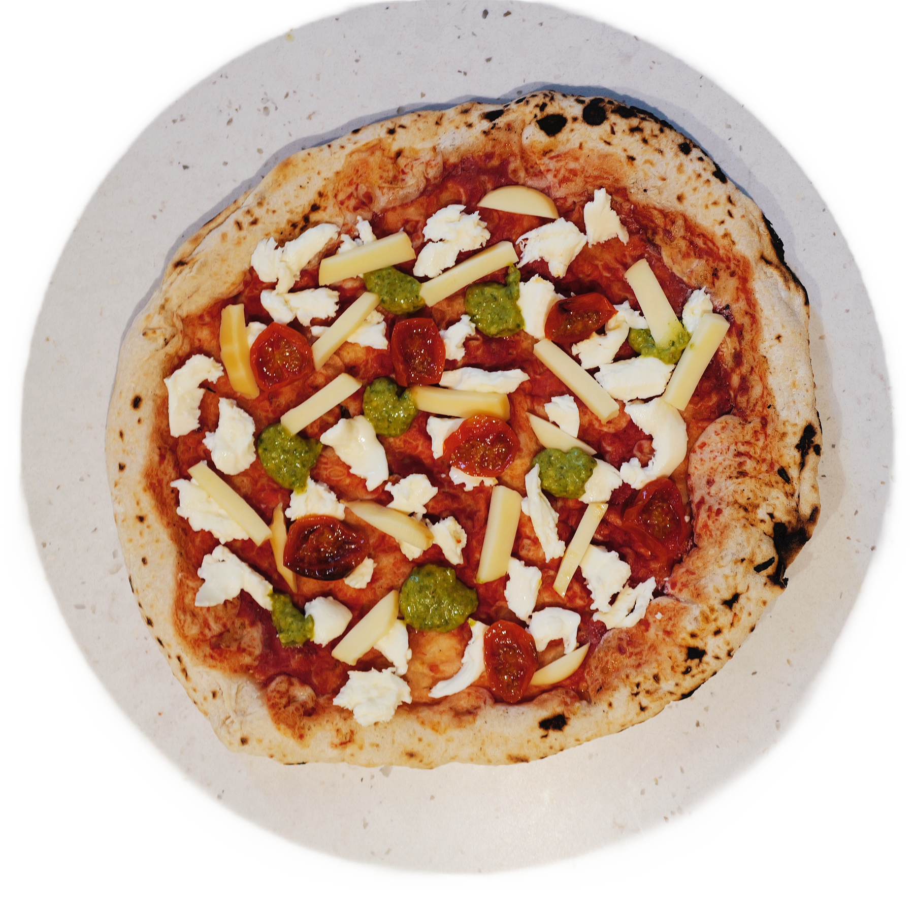 Pizza de pesto amb formatge fumat i cirerols
